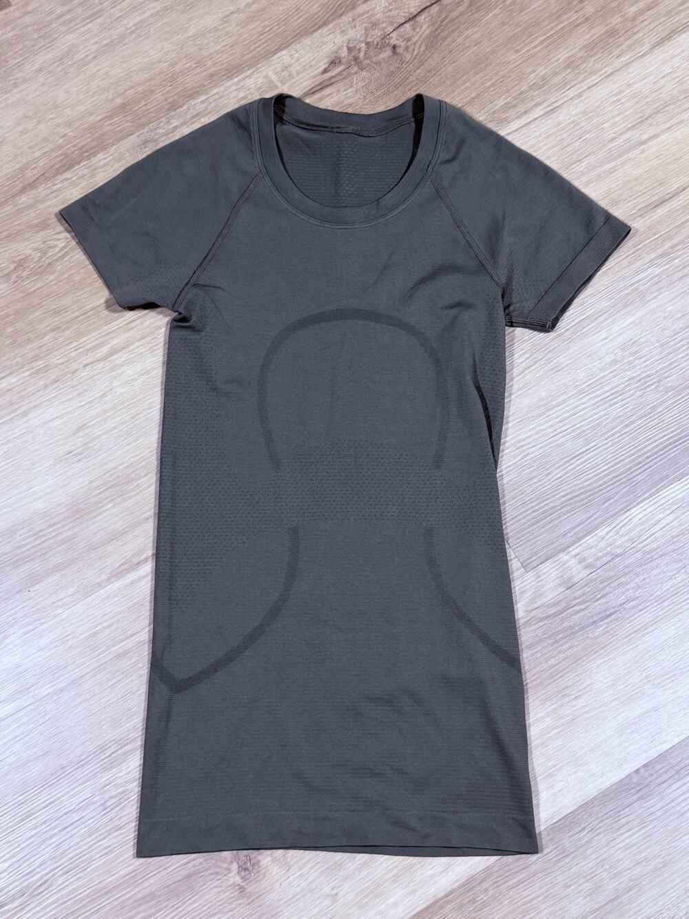 Lululemon Swiftly Tech Short Sleeve Crew Green Seamless Tee Womens Size 2